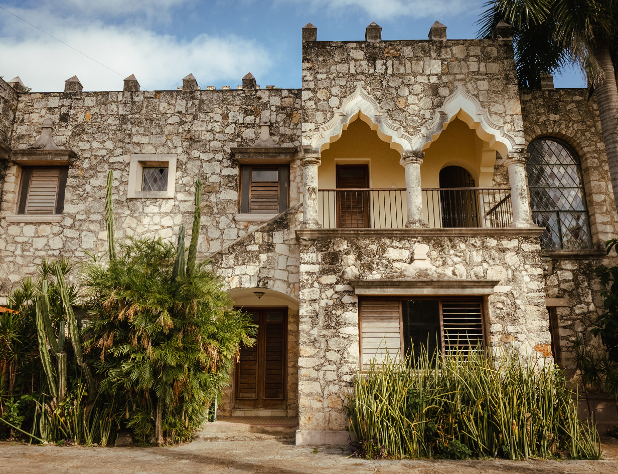 Garden and architecture of Casa Faller in Mérida